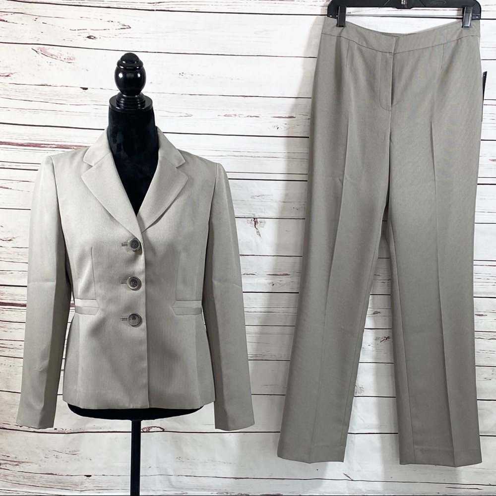 Le Suit‎ 2PC Pant Suit Verona Sandstone Size 4